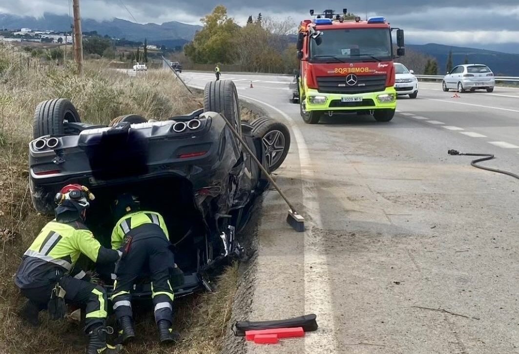 El coche ha quedado volcado en la cuneta de esta vía que comunica Ronda y Campillos. Foto: Bomberos.