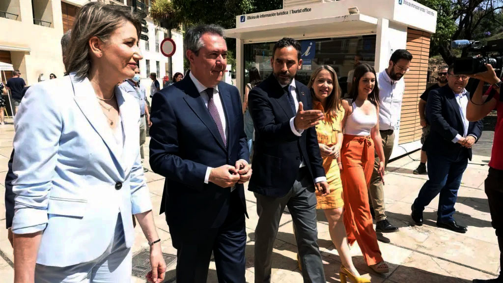 La caída de Juan Espadas pone en la cuerda floja a Isabel Aguilera