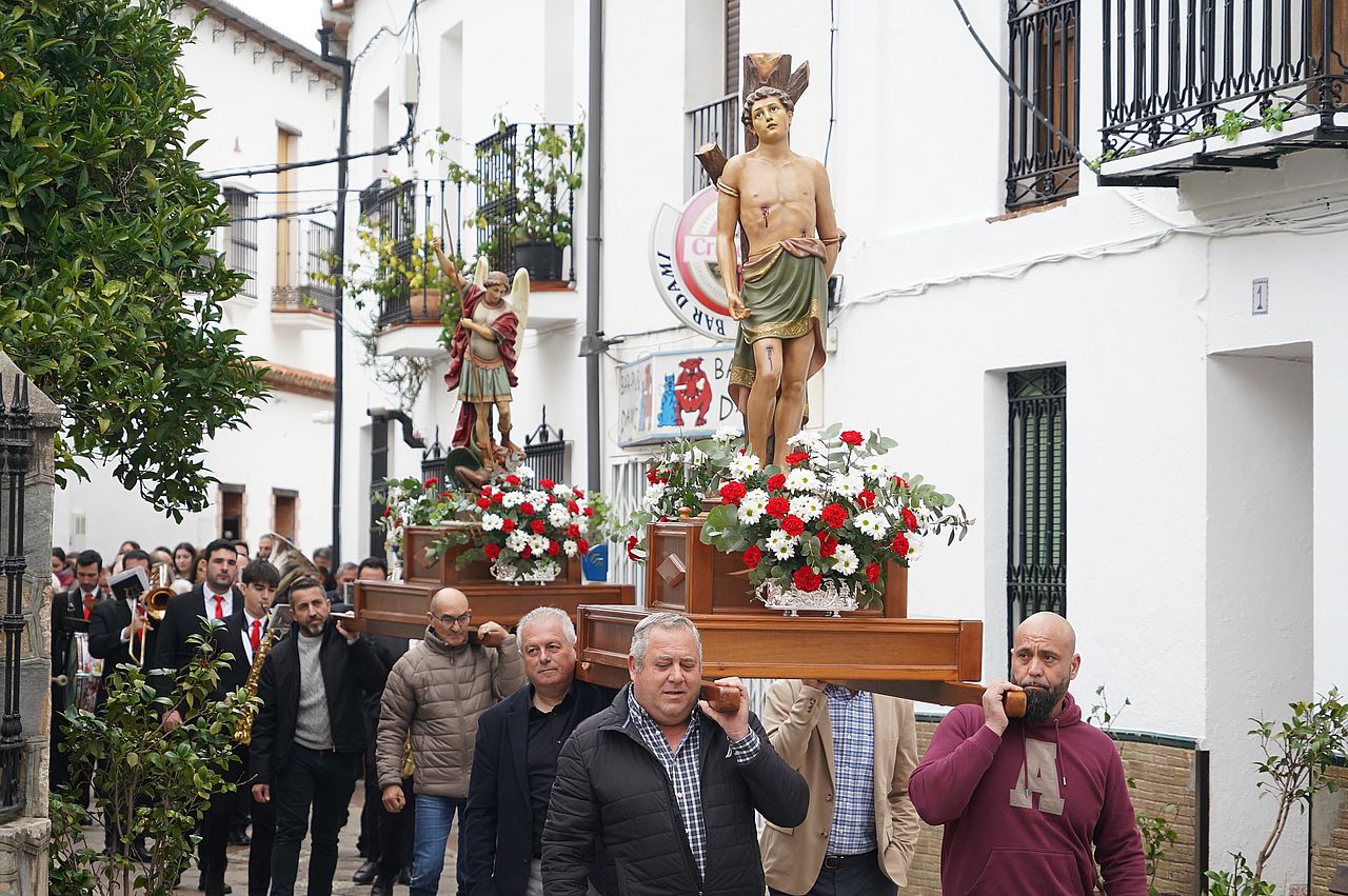 Los vecinos han paseado a San Sebastián por las calles del pueblo serrano.