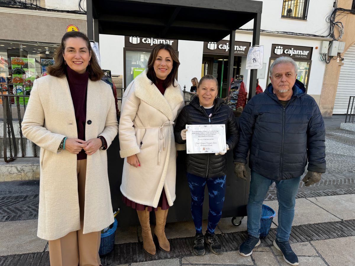 La alcaldesa y la concejal de Bienestar Social han entregado una plaza a Isabel y a Juan.