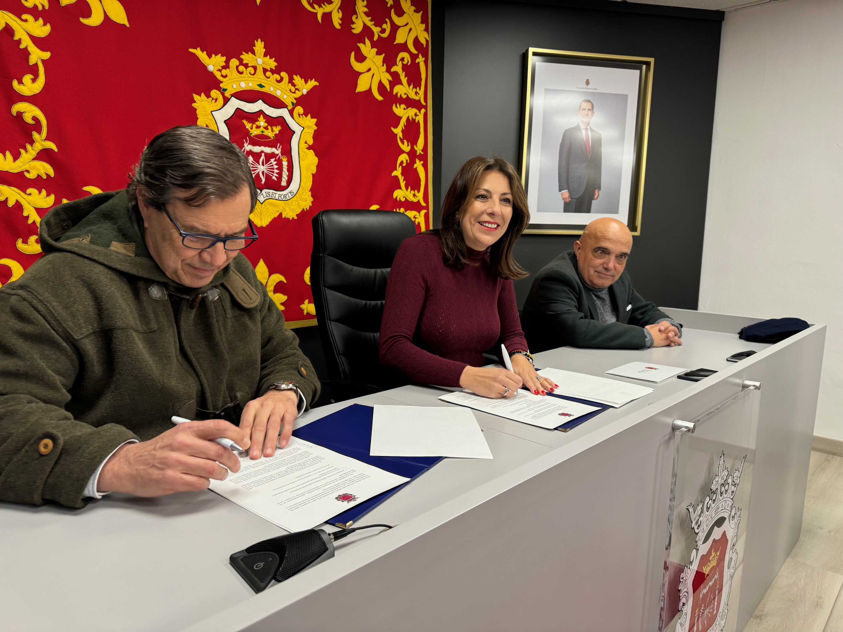 La alcaldesa y el representante de los propietarios han firmado hoy el convenio.