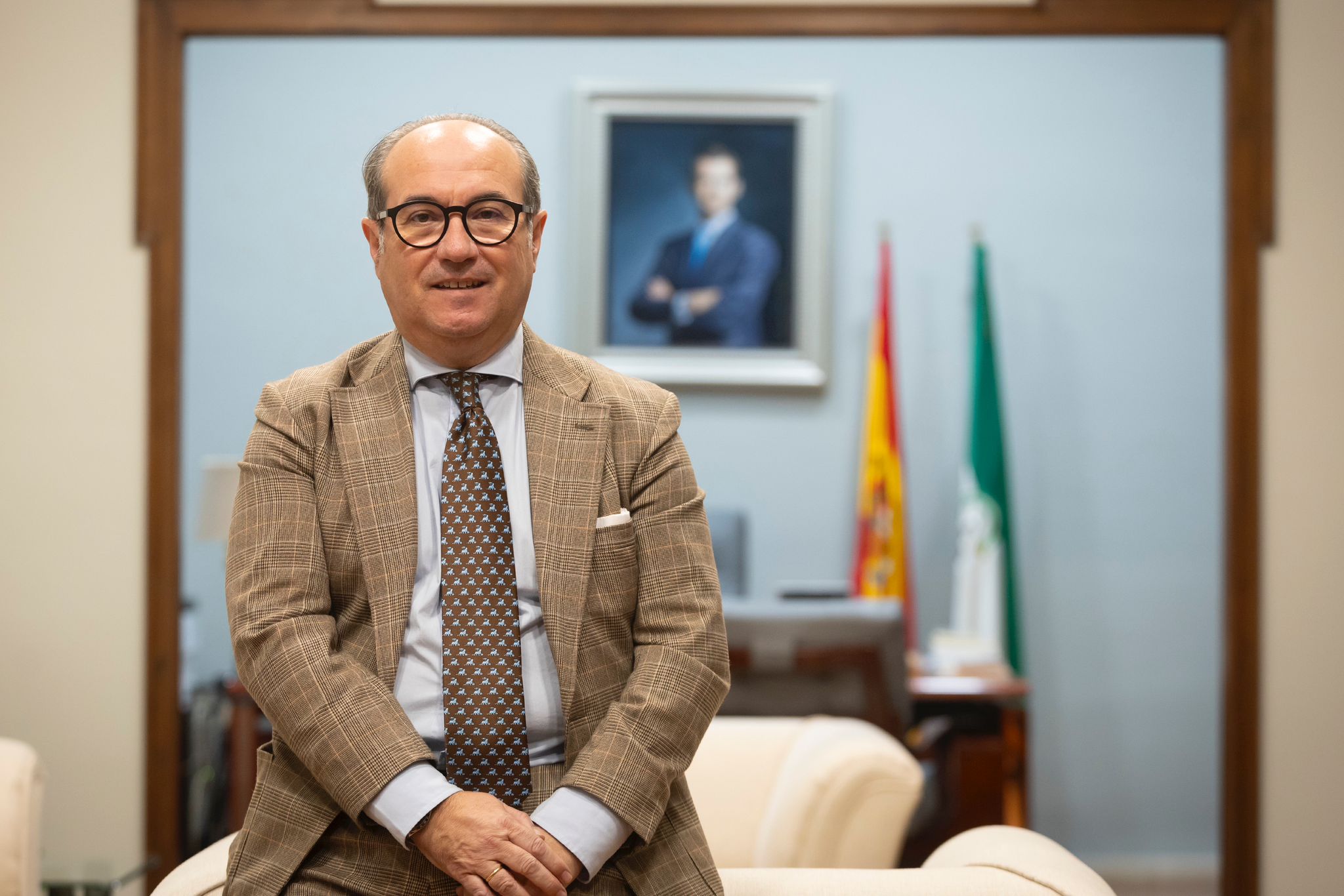 El doctor Trujillo en su despacho del Colegio de Médicos de Málaga.