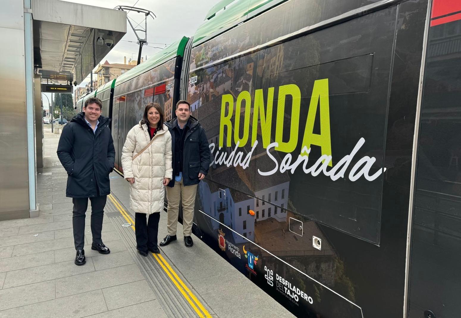 La alcaldesa, junto al edil de Turismo y el gerente de Turismo Ronda en el metro de Granada.