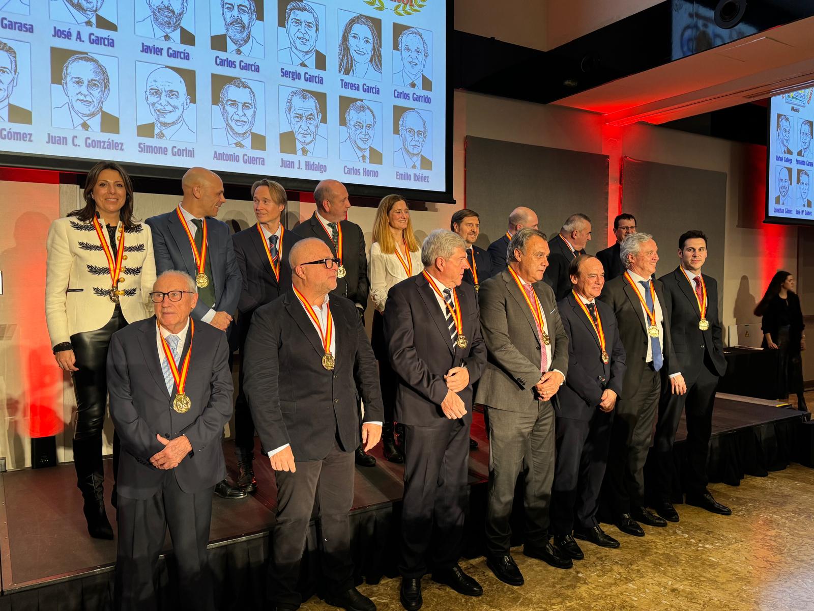 La alcaldesa de Ronda, Maripaz Fernández, junto a otros galardonados en la gala de turismo.