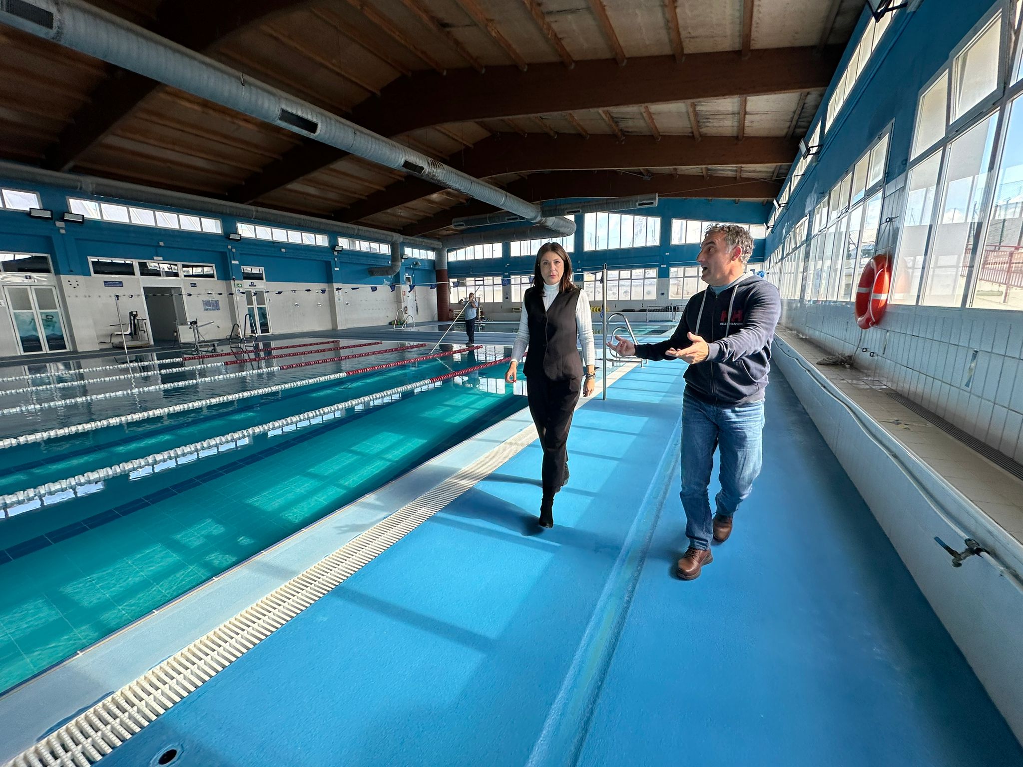 La alcaldesa y el concejal de Deportes durante una visita a las instalaciones de la piscina cubierta.