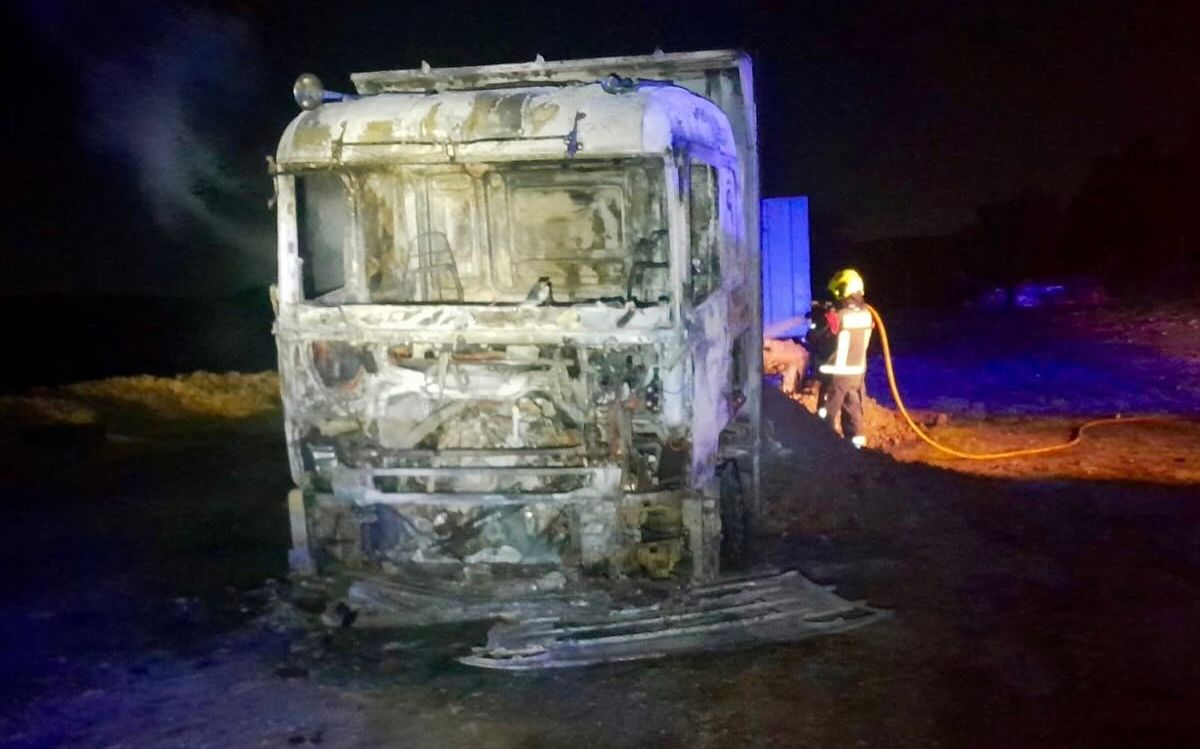 Los bomberos se tuvieron que emplear a fondo para extinguir el incendio declarado en el camión.