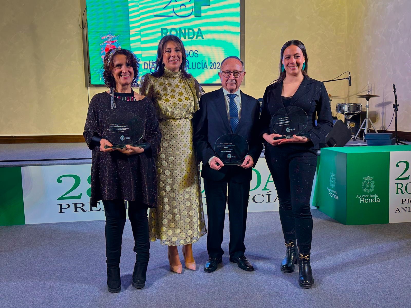 La alcaldes junto a los homenajeados por el Día de Andalucía.