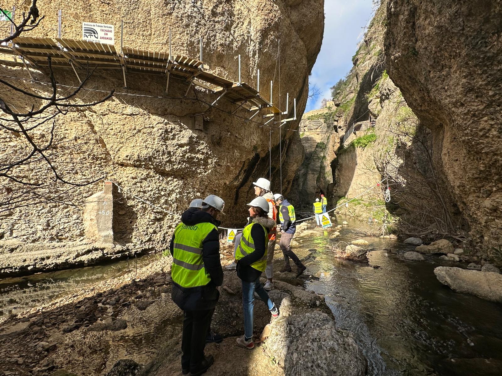 La alcaldesa junto a técnicos del Ayuntamiento y de Sando han recorrido el cauce del río Guadalevín.