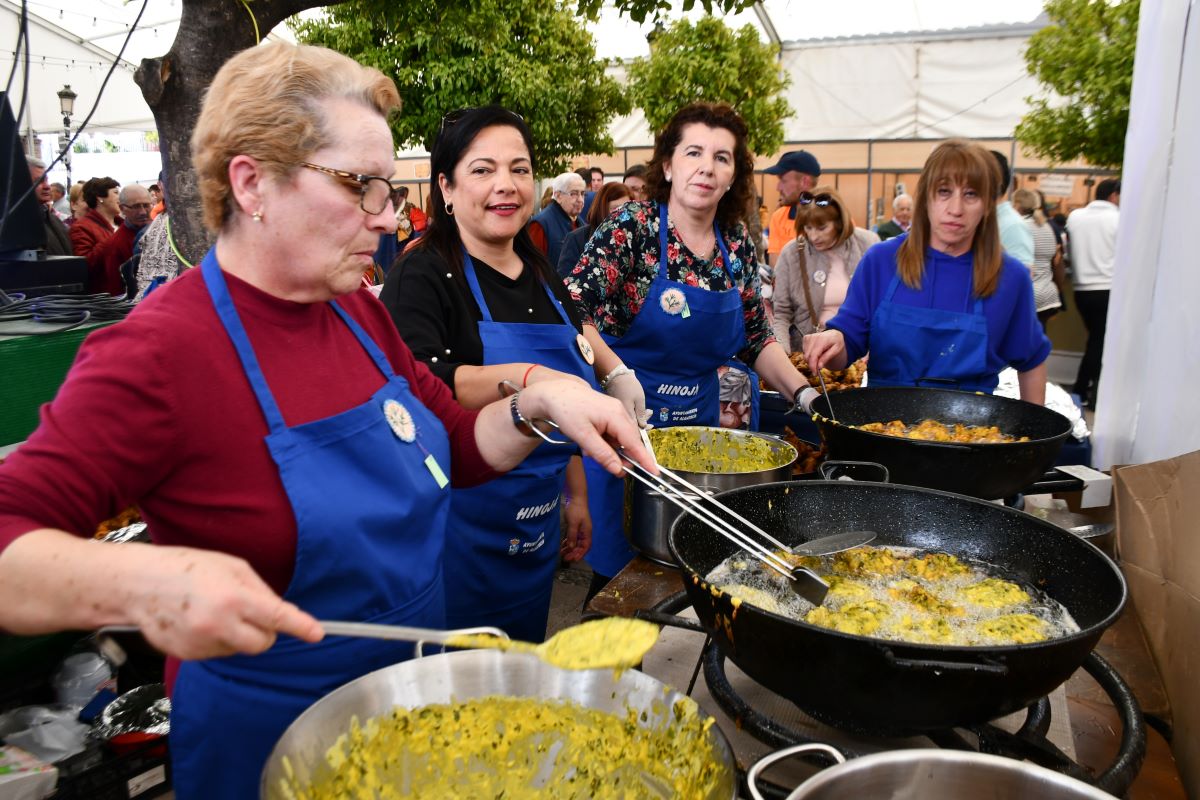 Las vecinas del pueblo de encargan de elaborar la tradicional hijojá.