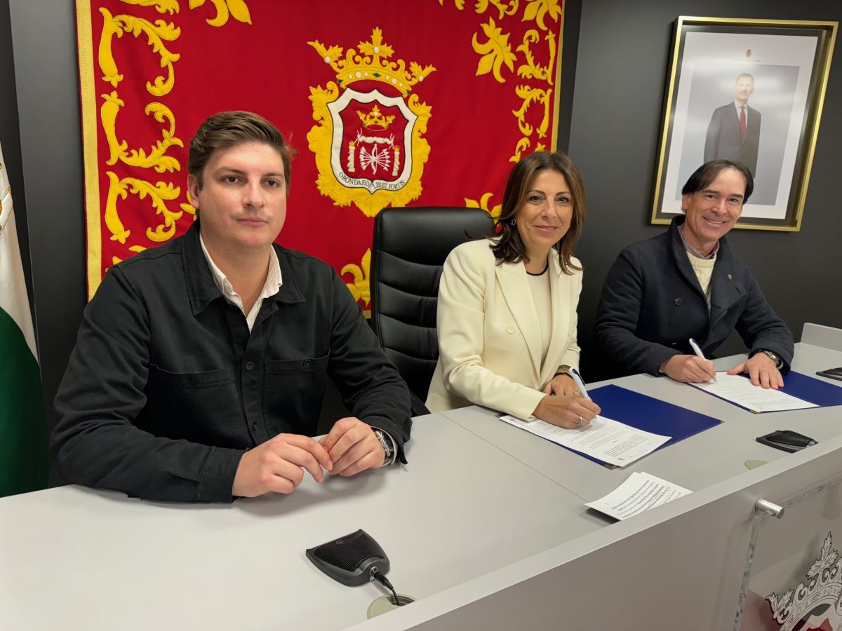 Ronda firma un convenio con el Colegio de Veterinarios para controlar las colonias callejeras de gatos