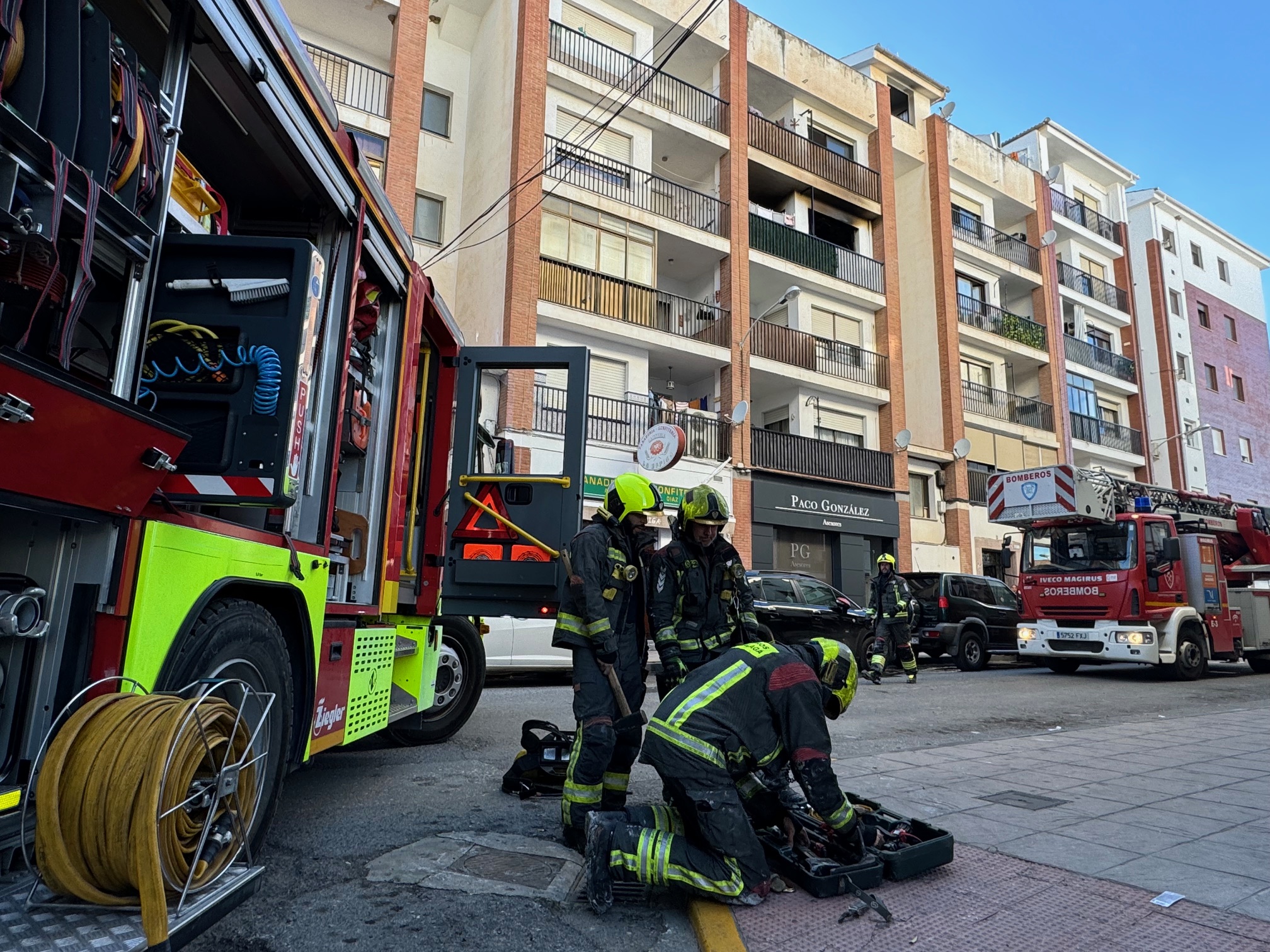 Un incendio en San Rafael obliga a desalojar un bloque de viviendas y trasladar al hospital a dos vecinos afectados por el humo