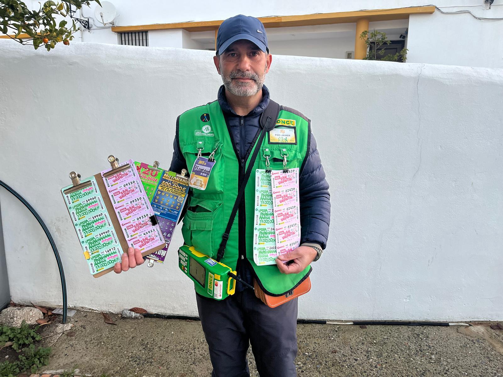 Francisco Javier Navarro fue el encargado de vender el cupón premiado.