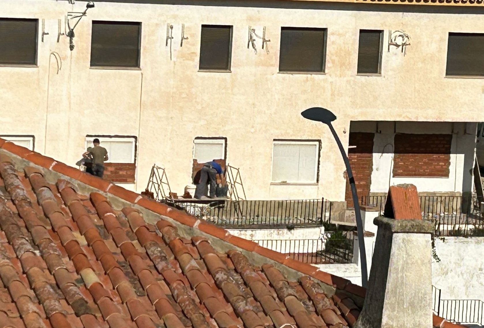 Varios operarios han estado hoy tapiando puertas y ventanas.