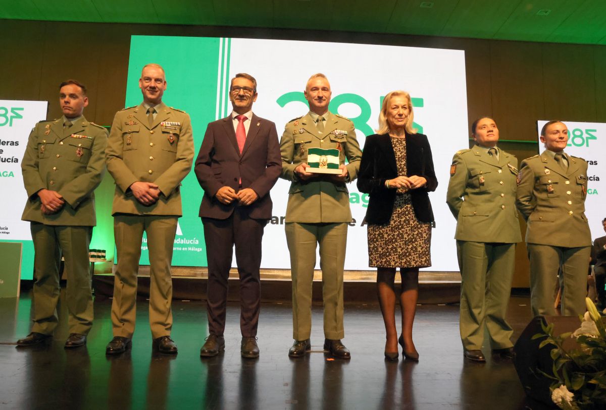 Momento en el que los responsables de los 101 kilómetros de la Legión han recibido el galardón.