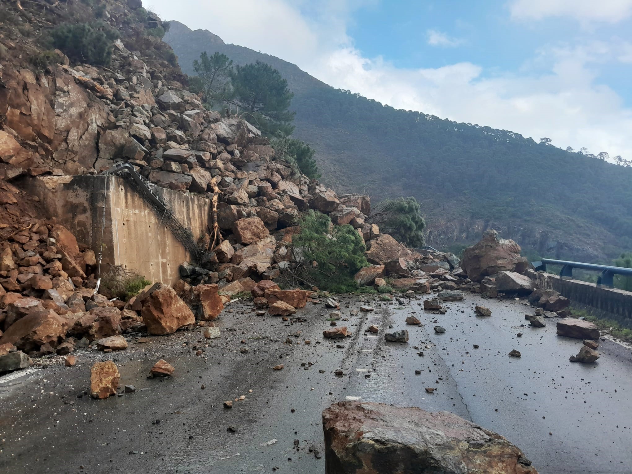 Los últimos desprendimientos sobre el viaducto tendrá cortada la carretera a la Costa durante meses.