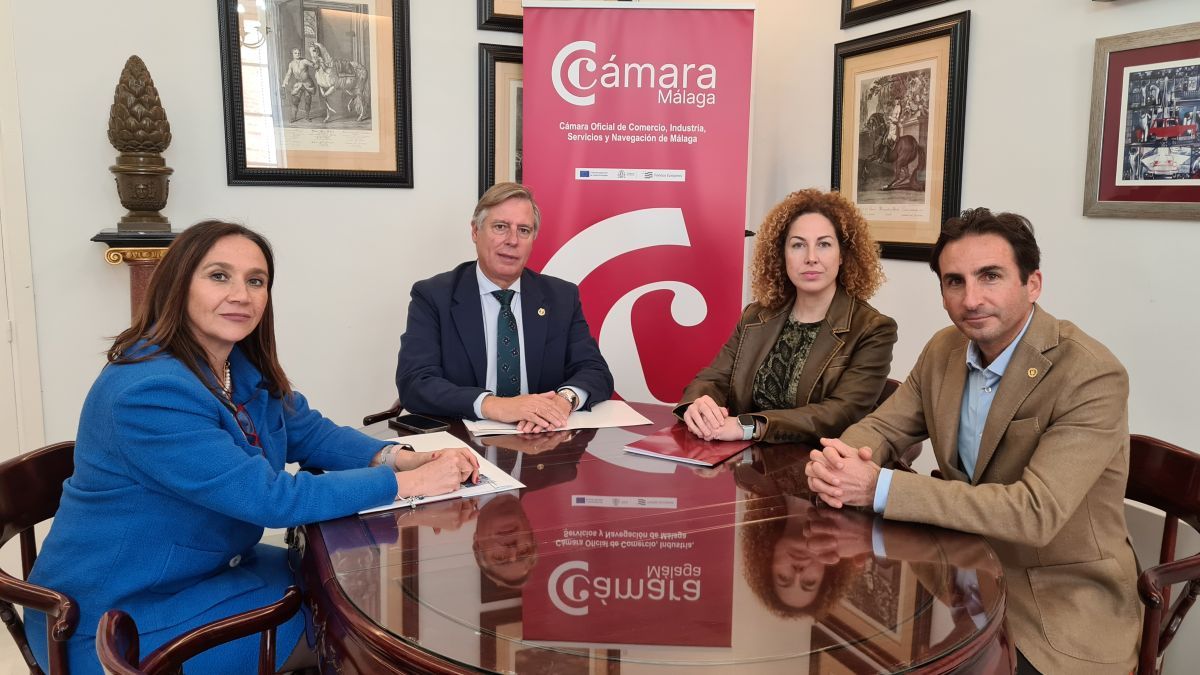 Imagen de la reunión mantenida entre los responsables de la Cámara de Comercio y de Apymer.