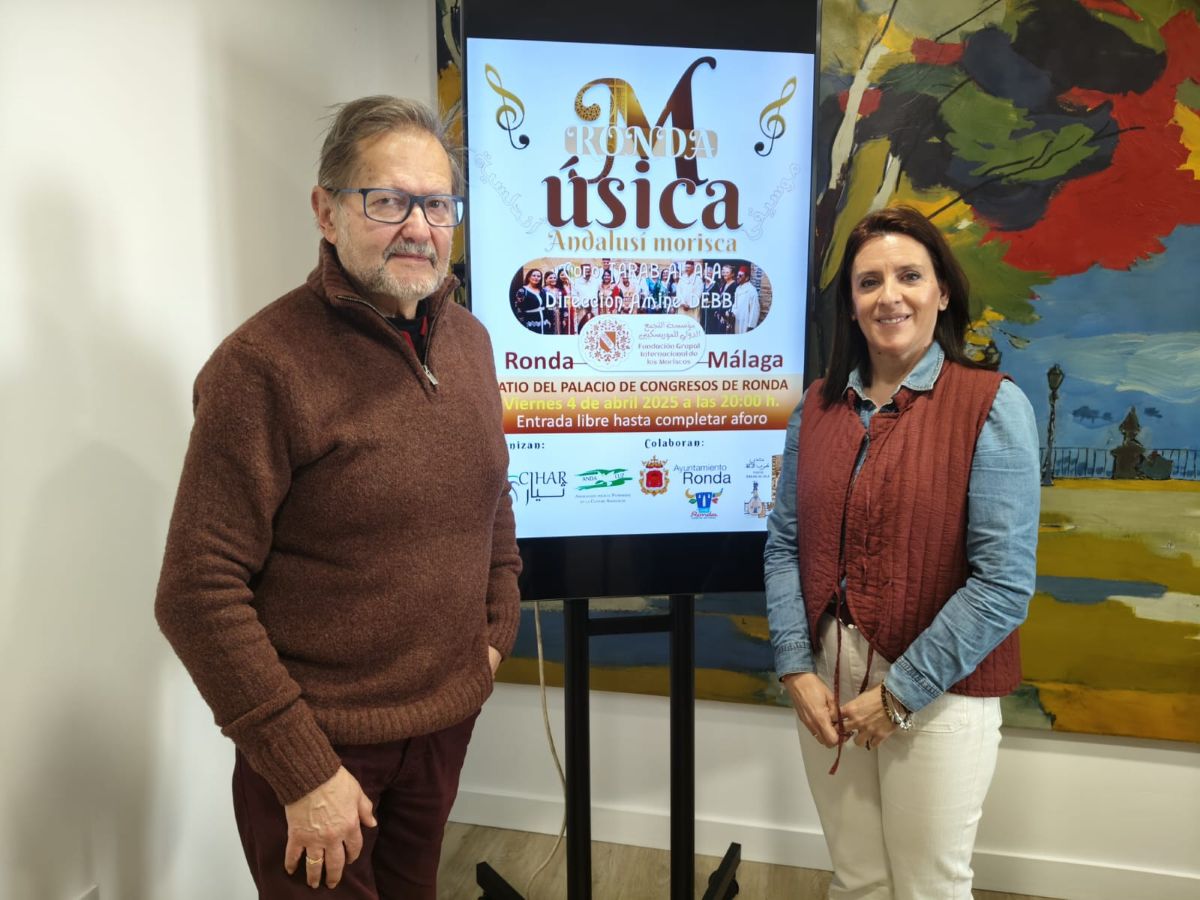 La concejal de Cultura, Rebeca Muñoz, junto al organizado del concierto, Antonio Acedo.