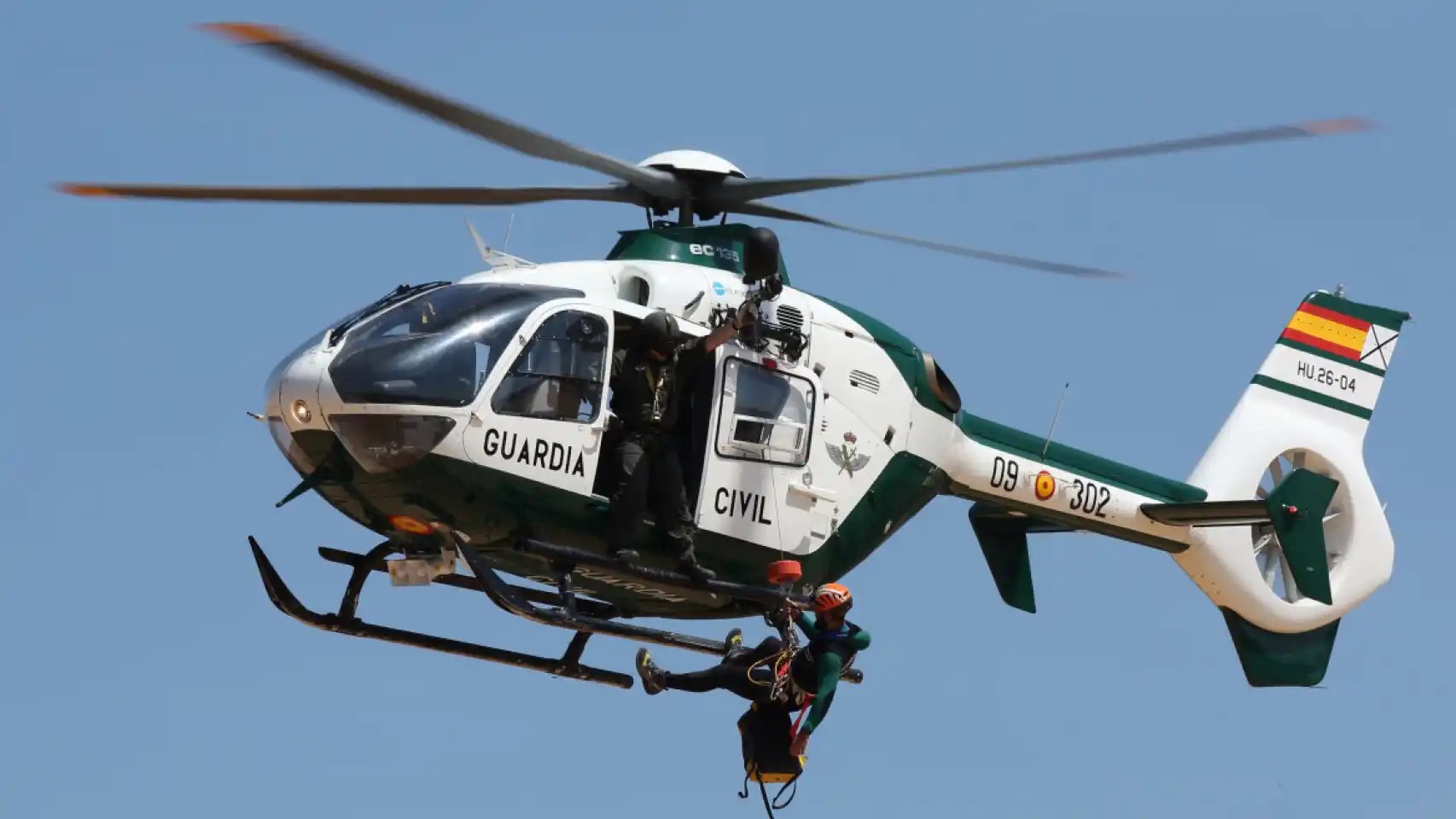 Un helicóptero y un equipo de drones de la Guardia Civil se han incorporado hoy a las tareas de búsqueda del motorista.