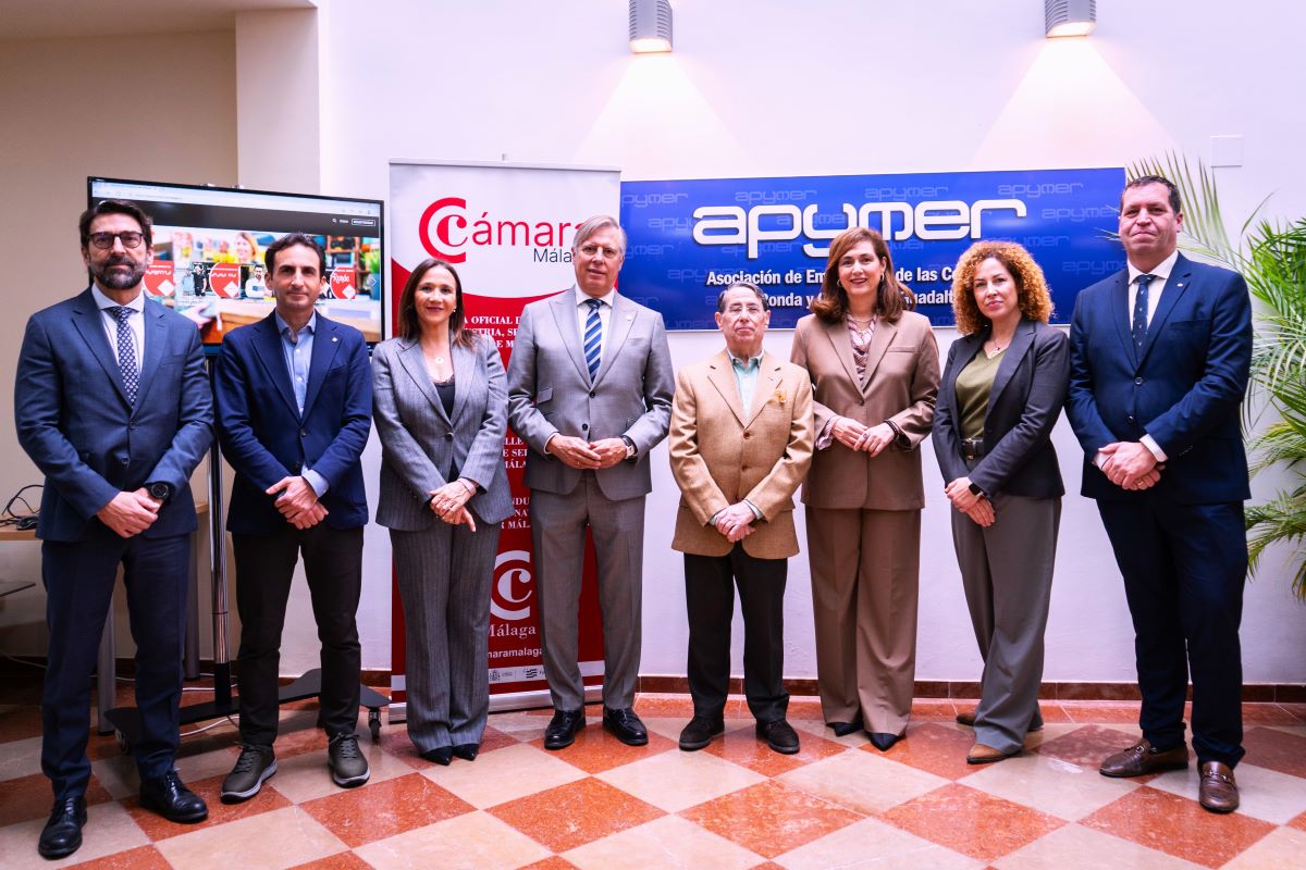 Responsables del Ayuntamiento, de la Cámara de Comercio y de Apymer en la inauguración de la sede de la patronal.