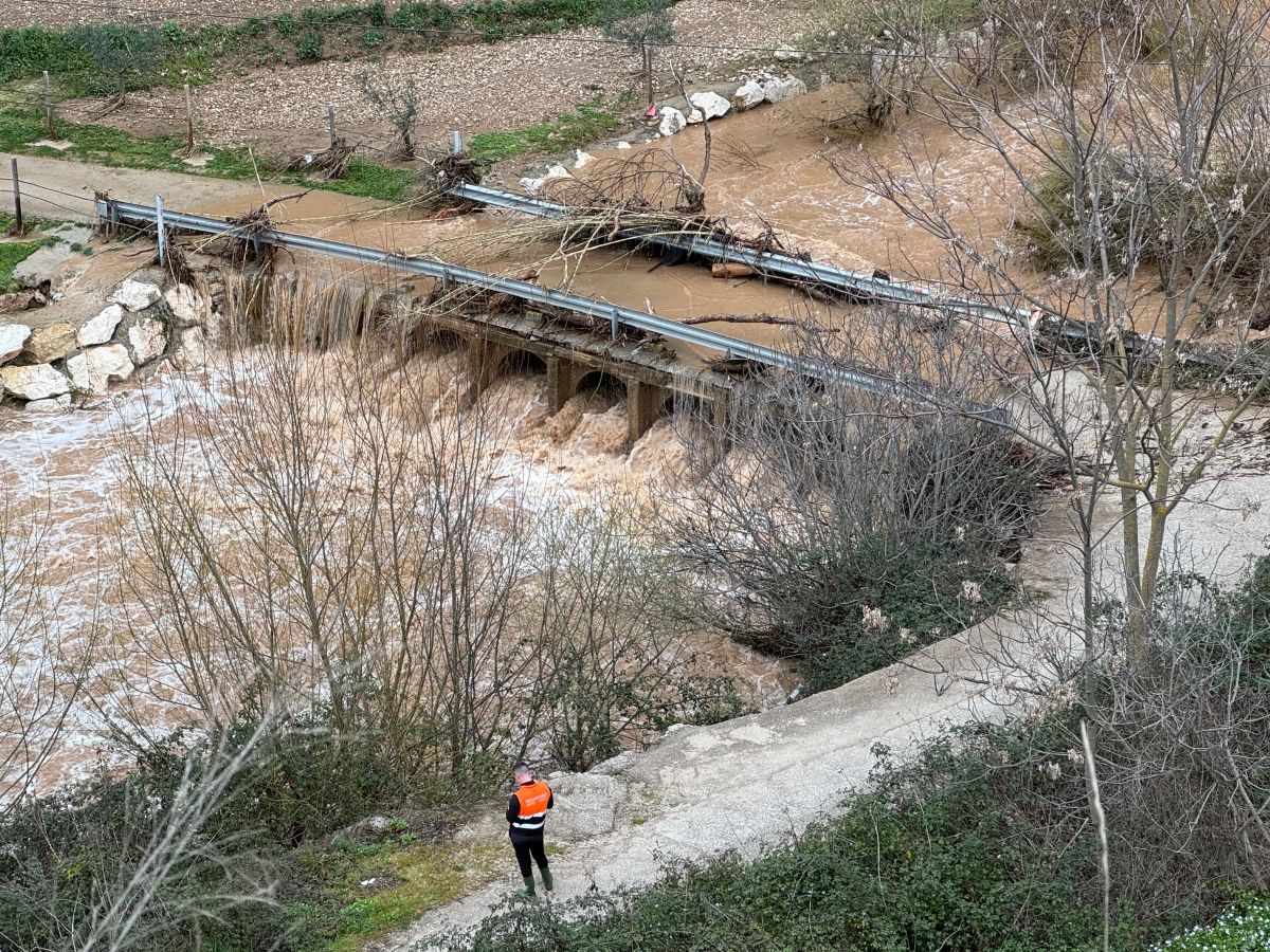 El puentye de los Molinos del Tajo se ha cortado por la crecida del río Guadalevín.