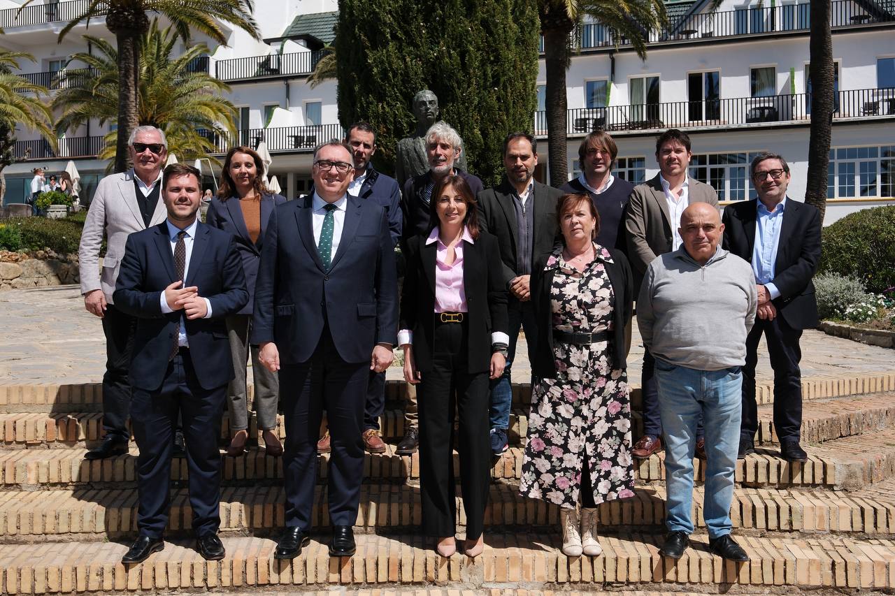 El consejero de Turismo junto a la alcaldesa, concejales y empresarios del sector turístico de Ronda.
