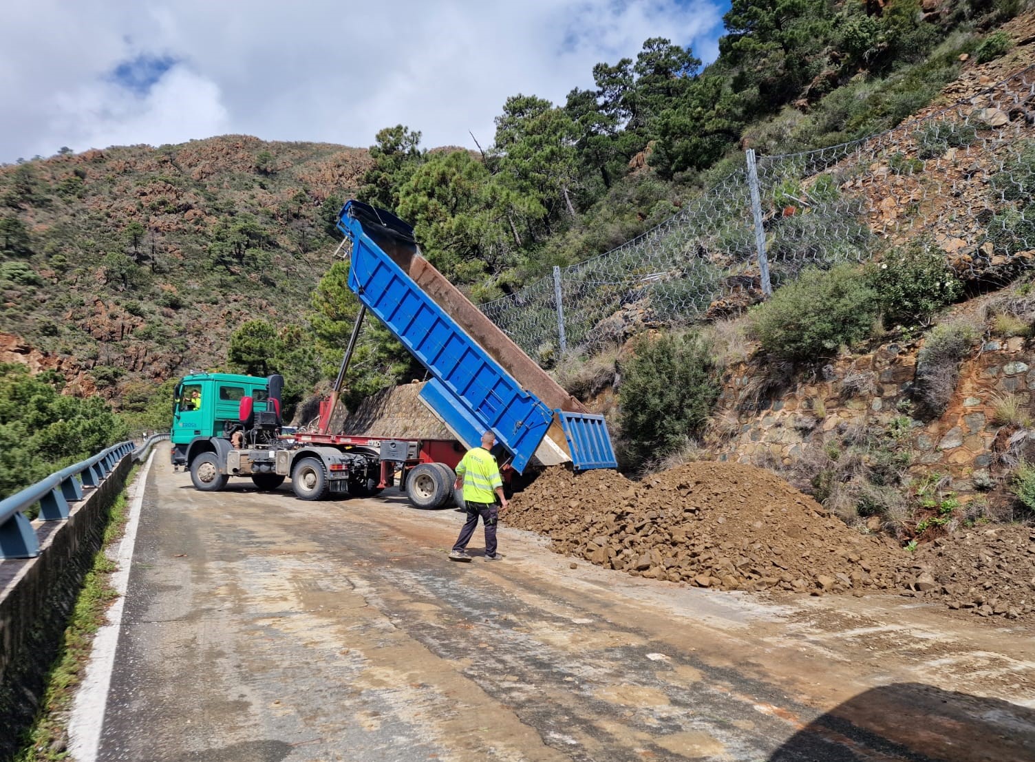 Los trabajos de colocación de la nueva malla ya están colocados.