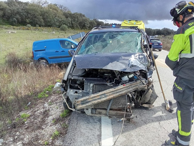 Una colisión frontal entre dos vehículos en la A-367 Ronda-Cuevas del Becerro se salda con dos heridos