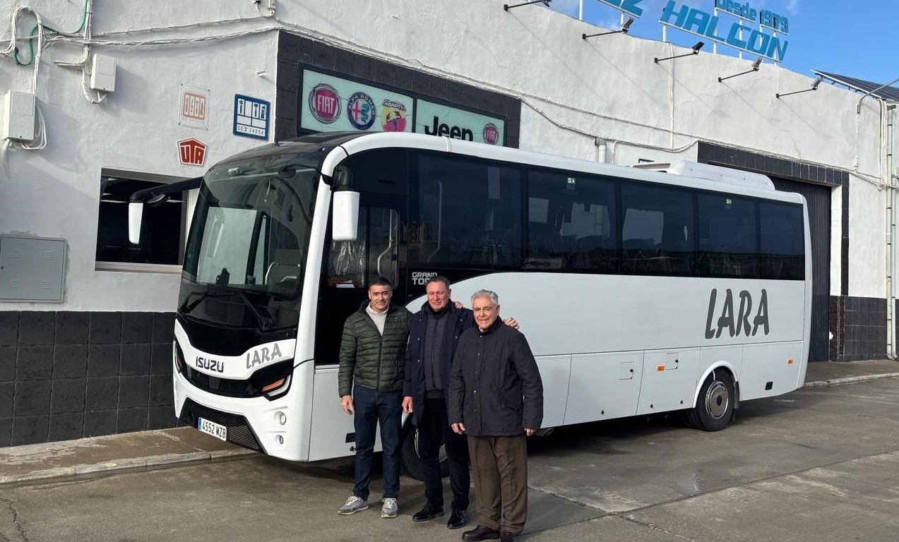 Juan Antonio y Mario Lara junto a uno de los nuevos autobuses.
