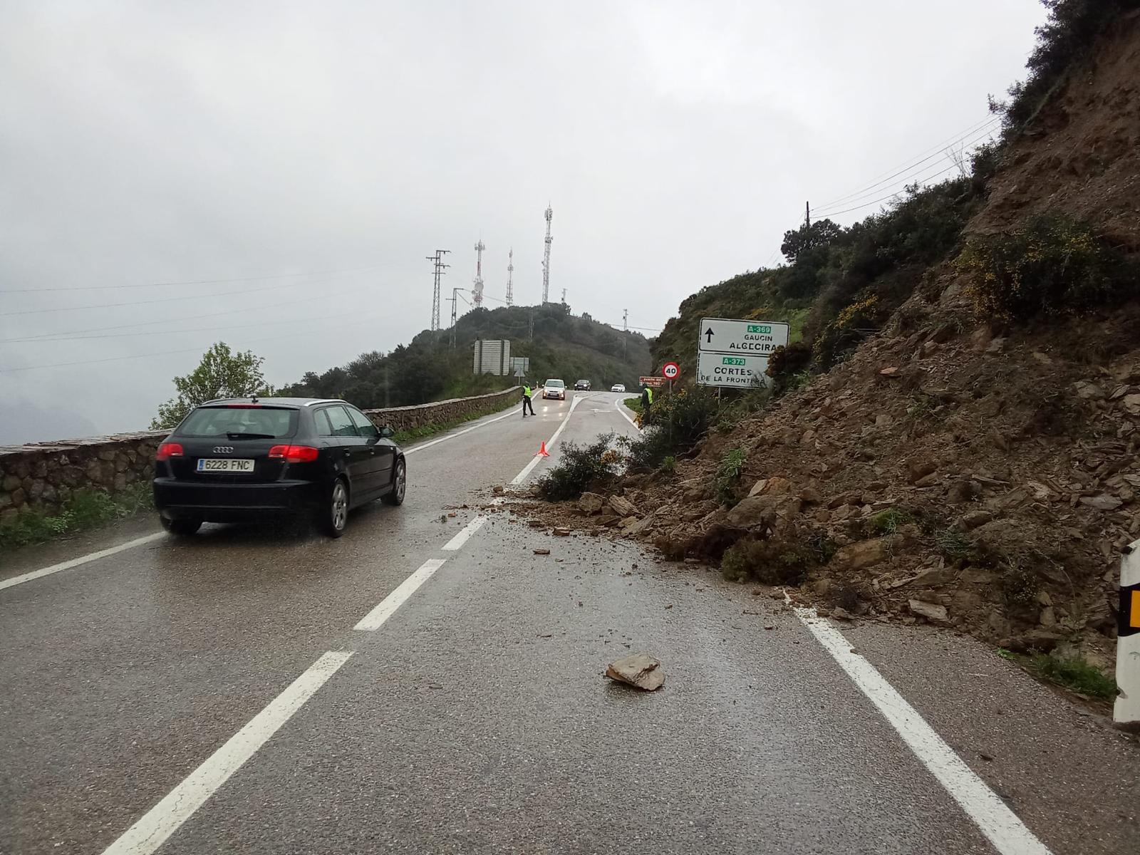 El desprendimiento de tierras ha provocado el corte temporal de uno de los carriles en el Puerto del Espino.