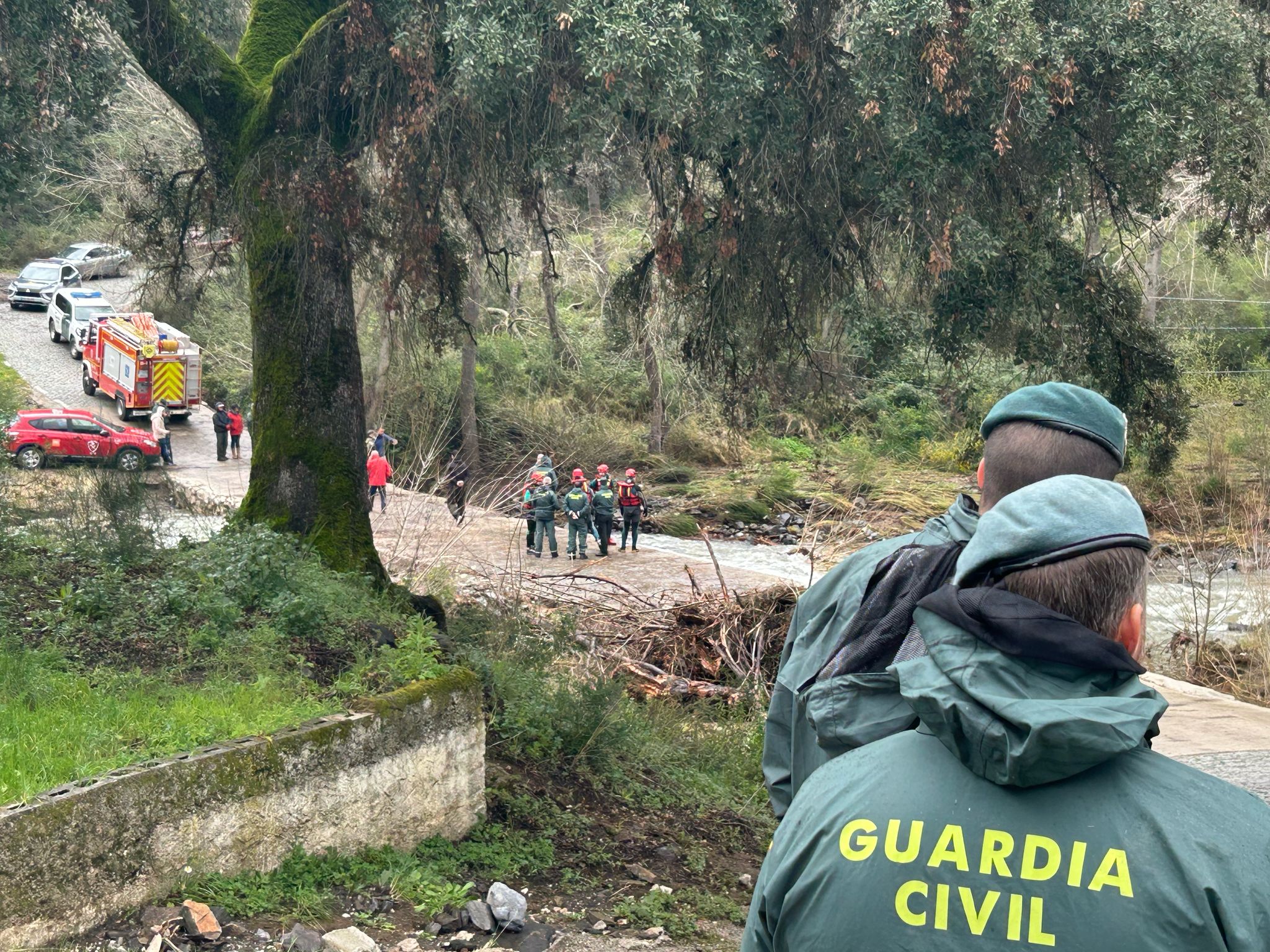 Los agentes de la Guardia Civil se han replegado hasta que no baje el caudal del río.