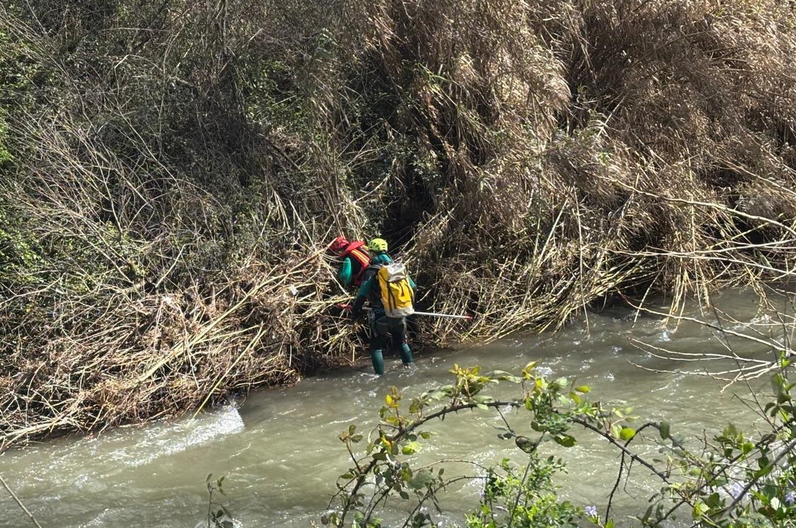 El cuerpo sin vida ha sido encontrado a seis kilómetros río abajo desde donde fue arrastrado por la corriente.
