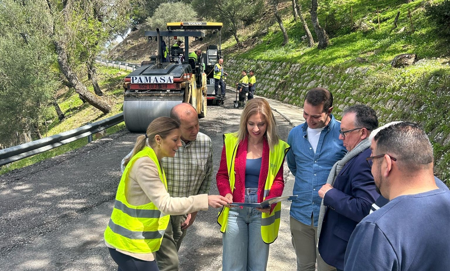 Responsables de la Diputación y los alcaldes han visitado las obras de la carretera.