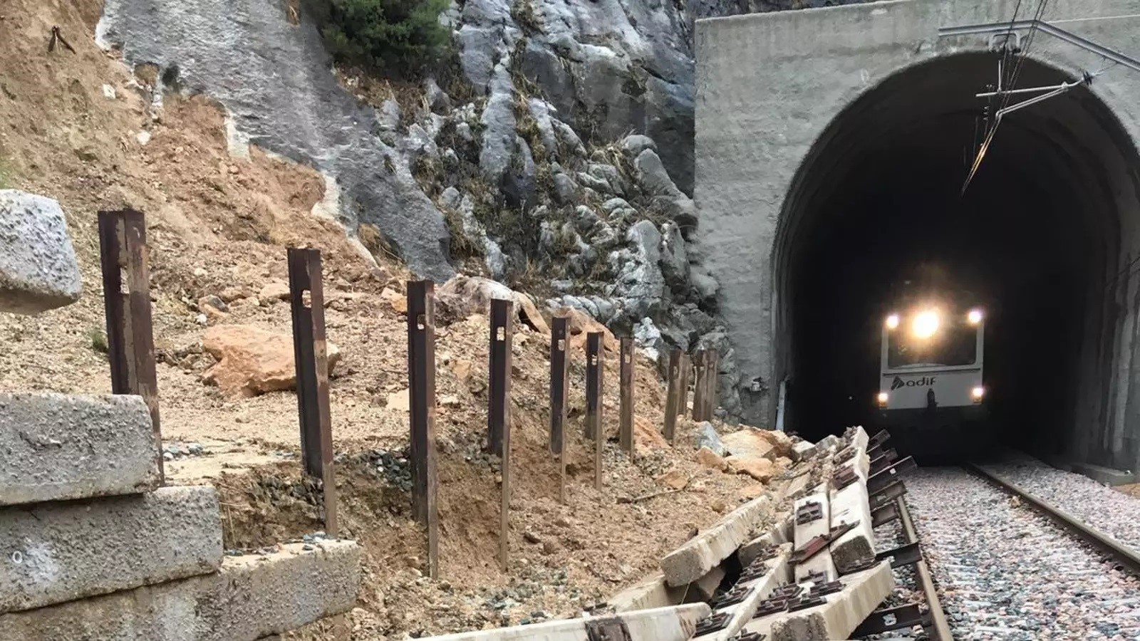 La línea del tren Antequera-Ronda-Algeciras ya lleva diez días cortada por desprendimientos y sin fecha para su reapertura