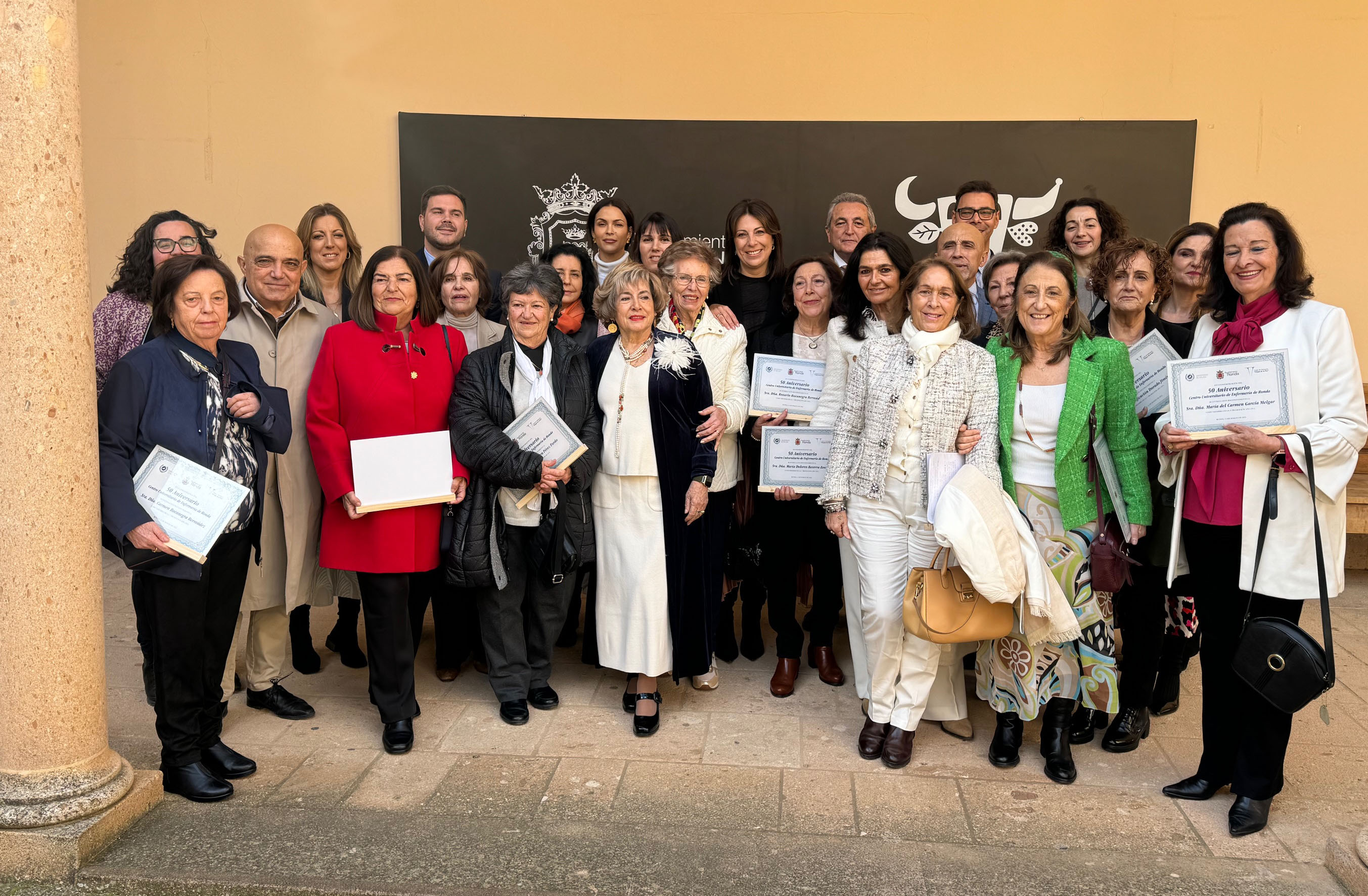 Autoridades locales con la primera promoción de enfermeras de Ronda.