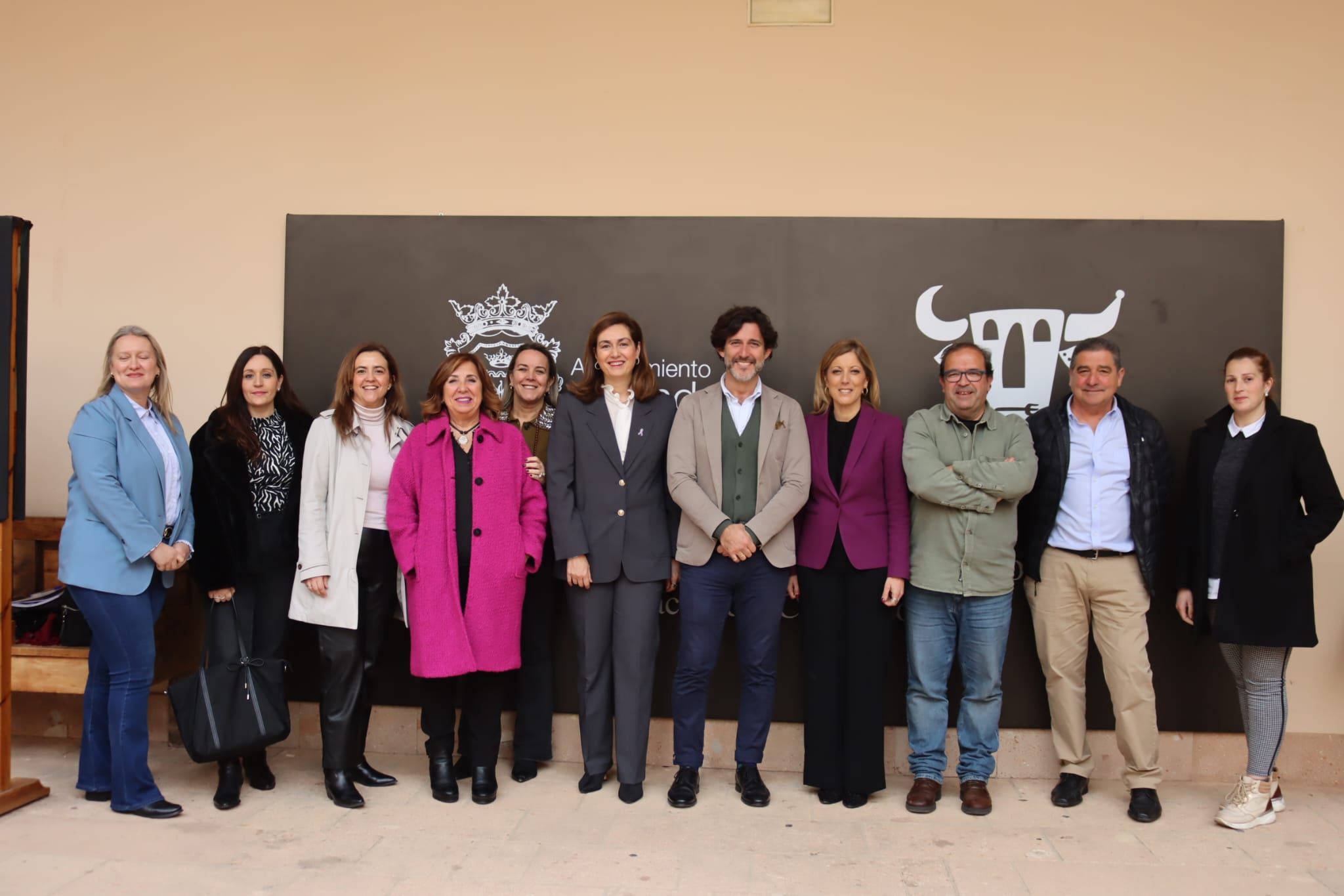 Responsables de la Diputación con los representantes de los colectivos subvencionados.