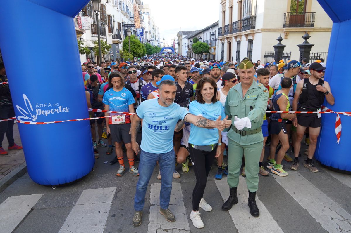 La alcaldes, junto al concejal de Deportes y el coronel del Tercio en la salida de la carrera.