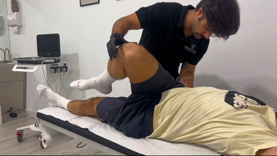 El fisioterapeuta y podólogo Paco Mateos en una de as sesiones.