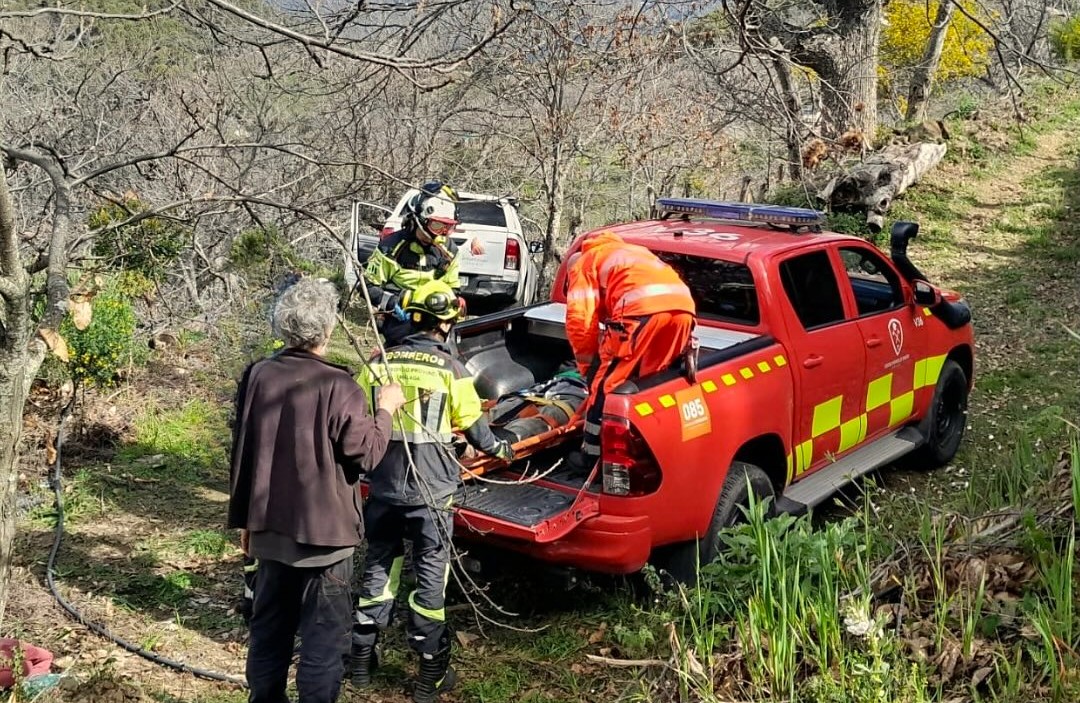 Rescatan a una mujer tras caer y quedar inmovilizada en un arroyo de Jubrique