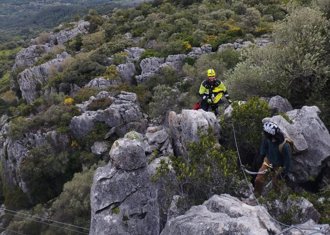 Momento en el que los bomberos trasladan al senderista hasta una zona segura.