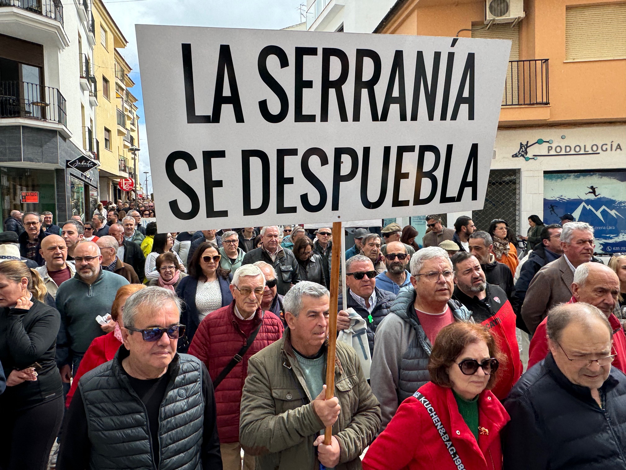 Rondeños y serranos en la manifestación por unas comunicaciones dignas. Foto Roberto 82.