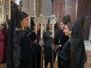 Mujeres de mantilla conversando antes de la estación de penitencia de la Hermandad de Los Gitanos.