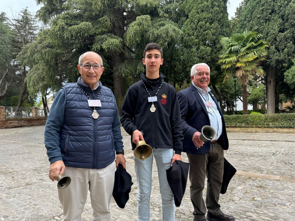 Tres hermanos pedidores con sus tradicionales campanas y sus acreditaciones.