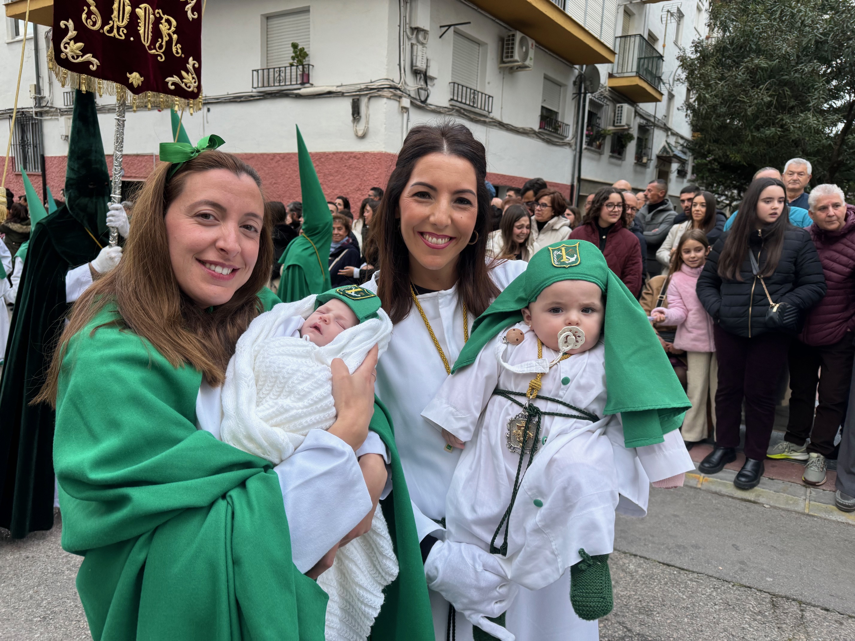 Hermanas de la Columna con sus pequeños en la procesión del Miércoles Santo.