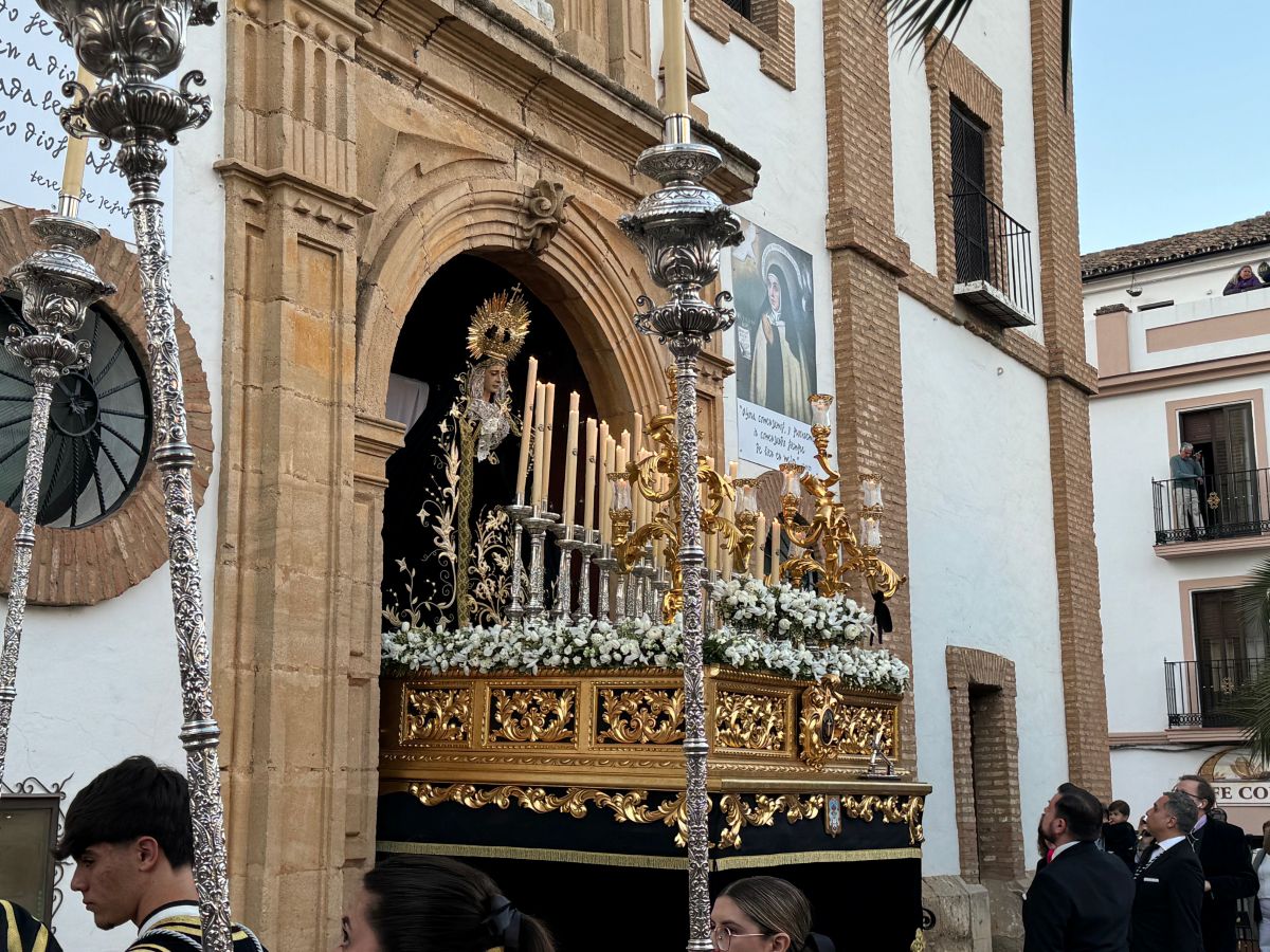 Salida de María Santísima en la Soledad, por primera vez en paso de costaleros.