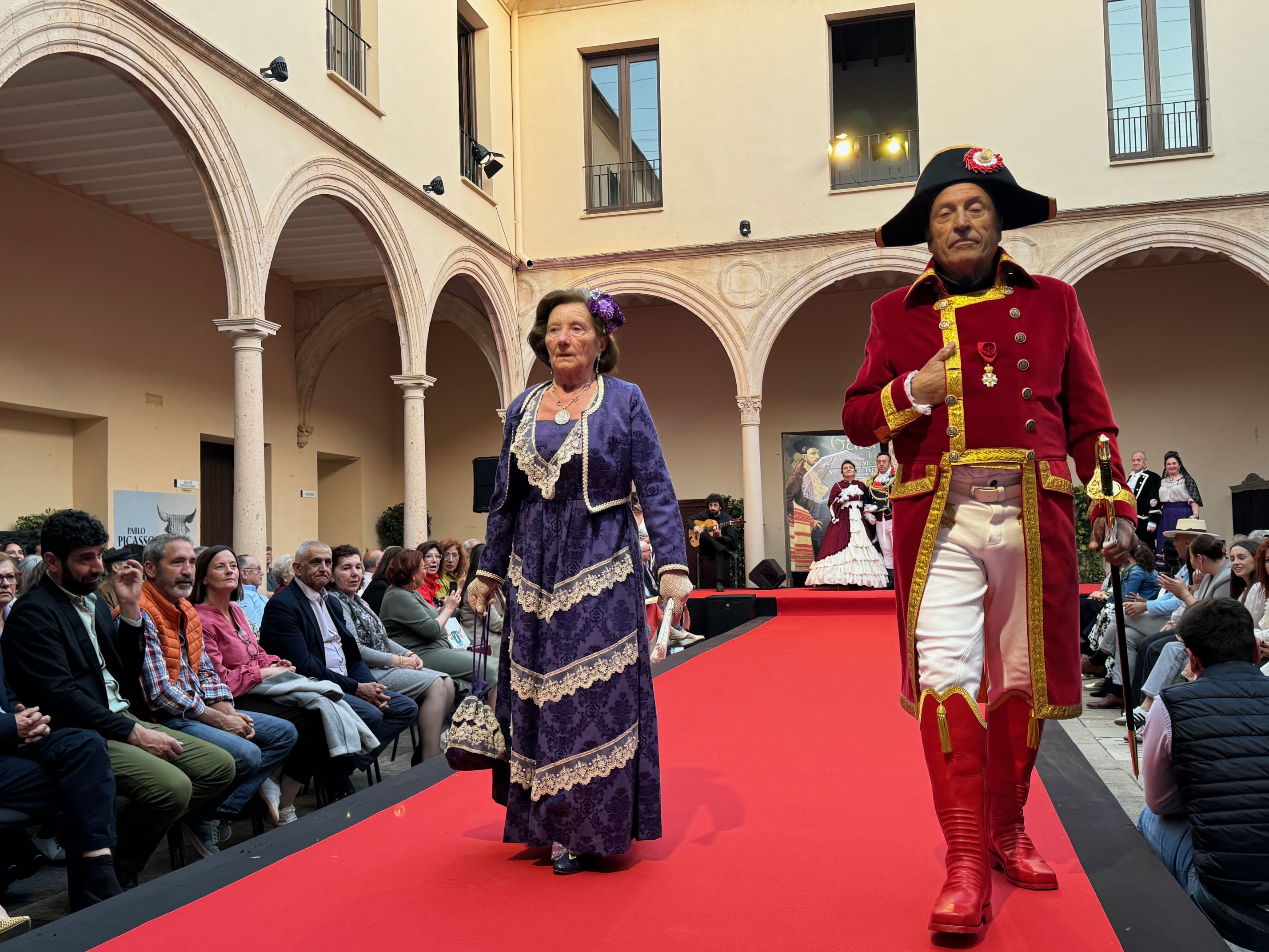 La pasarela de trajes de época han abierto un año más Ronda Romántica.