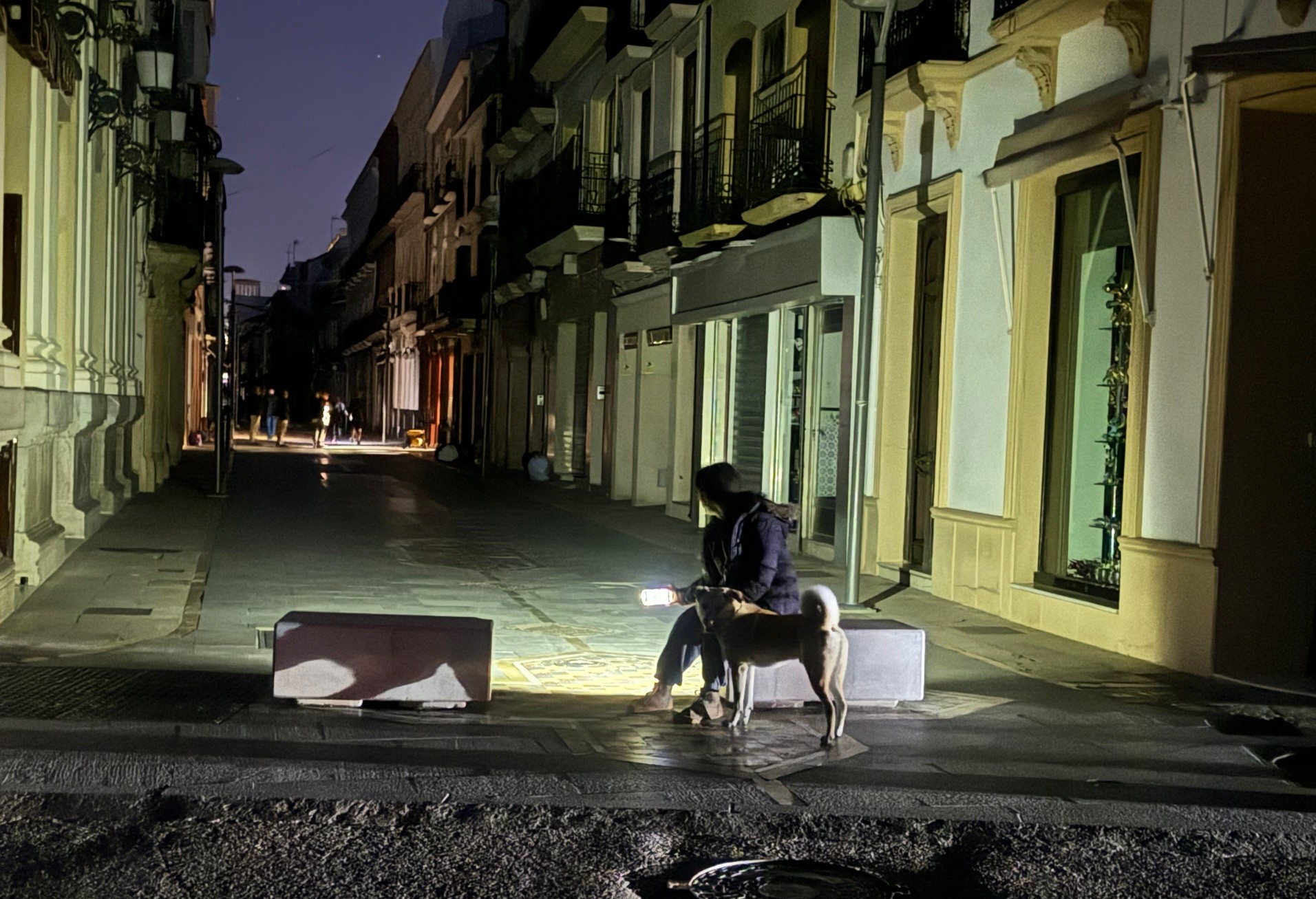 Gran parte del centro, como la calle de La Bola, estuvo sin luz durante toda la madrugada.