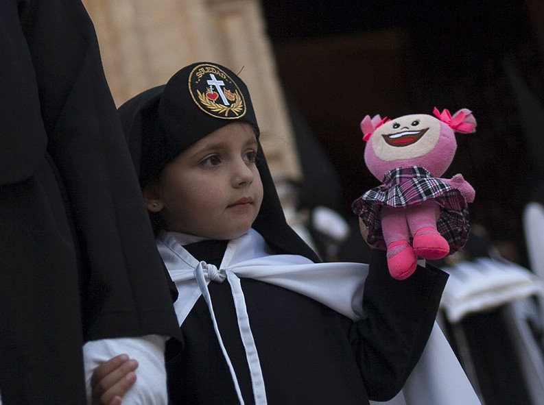 Un pequeño nazareno de María Santísima en La Soledad durante la estación de penitencia.