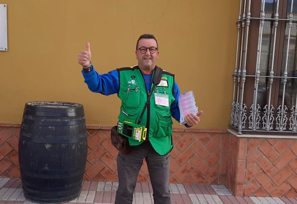 Juan José Gómez celebra haber vendido el Sueldazo del domingo.