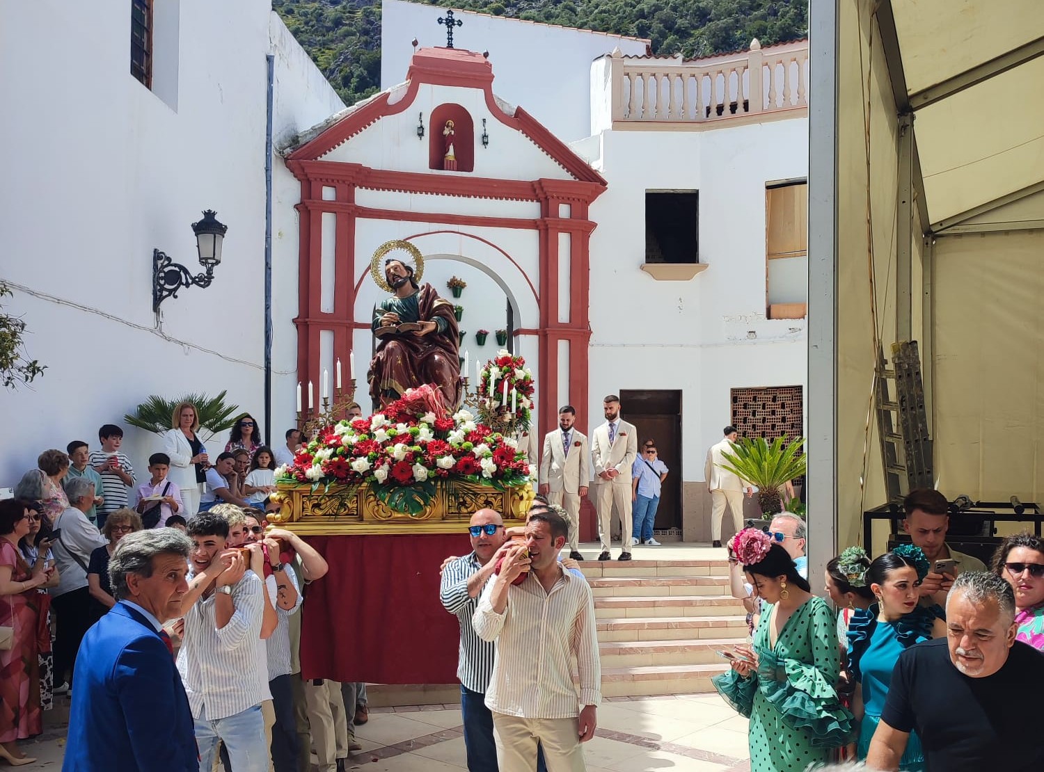 Momento en el que la imagen de San Marcos sale de la iglesia para recorrer las calles del municipio.