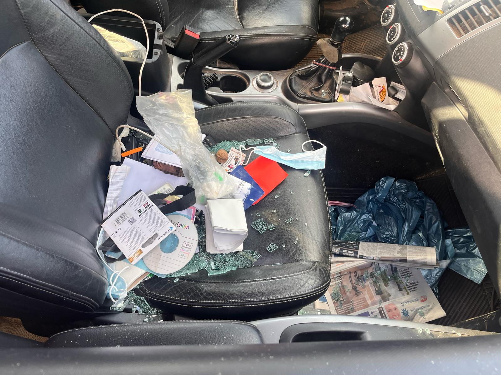 Un delincuente rompe las ventanillas de 17 vehículos para robar objetos de valor de su interior